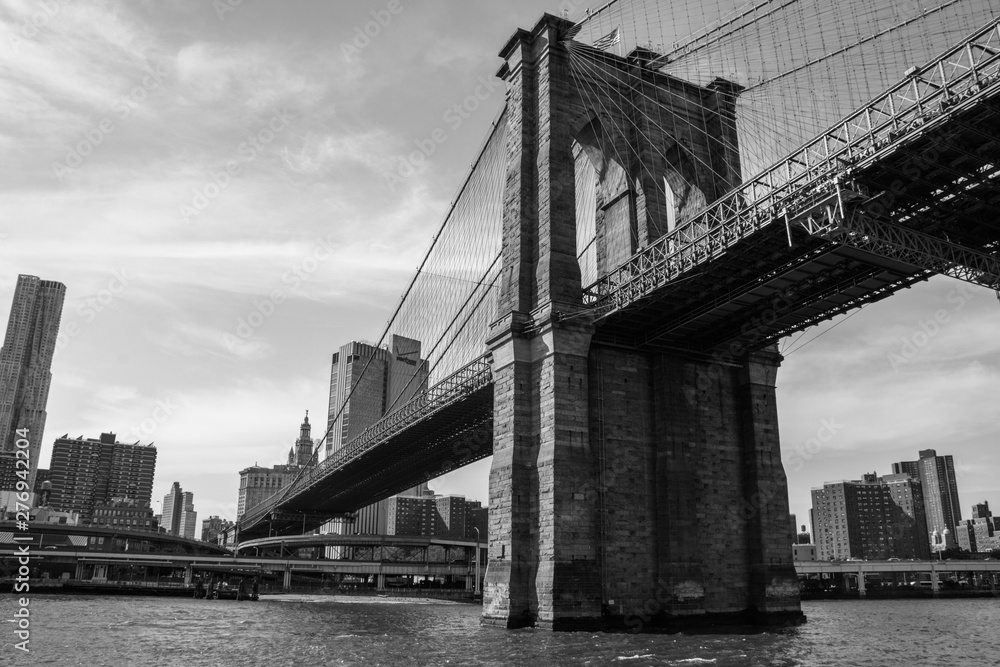 Puente de Brooklyn blanco y negro