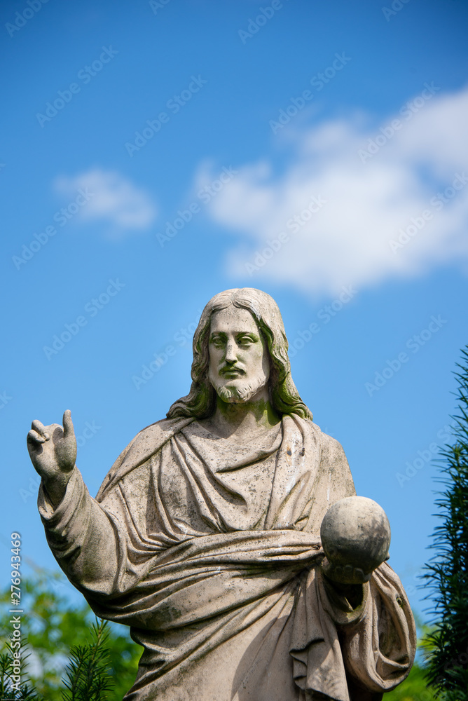 große Jesusfigur vor blauem Himmel