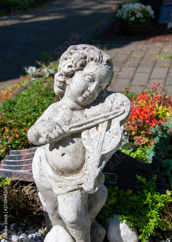 statue in garden  Engel mit Geige