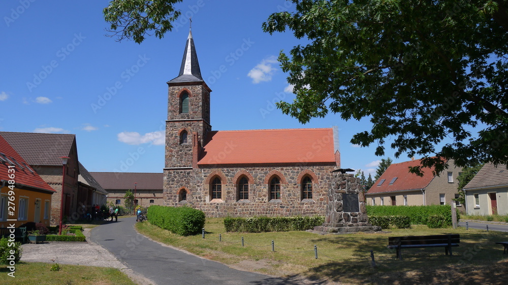 Kirche im Dorf