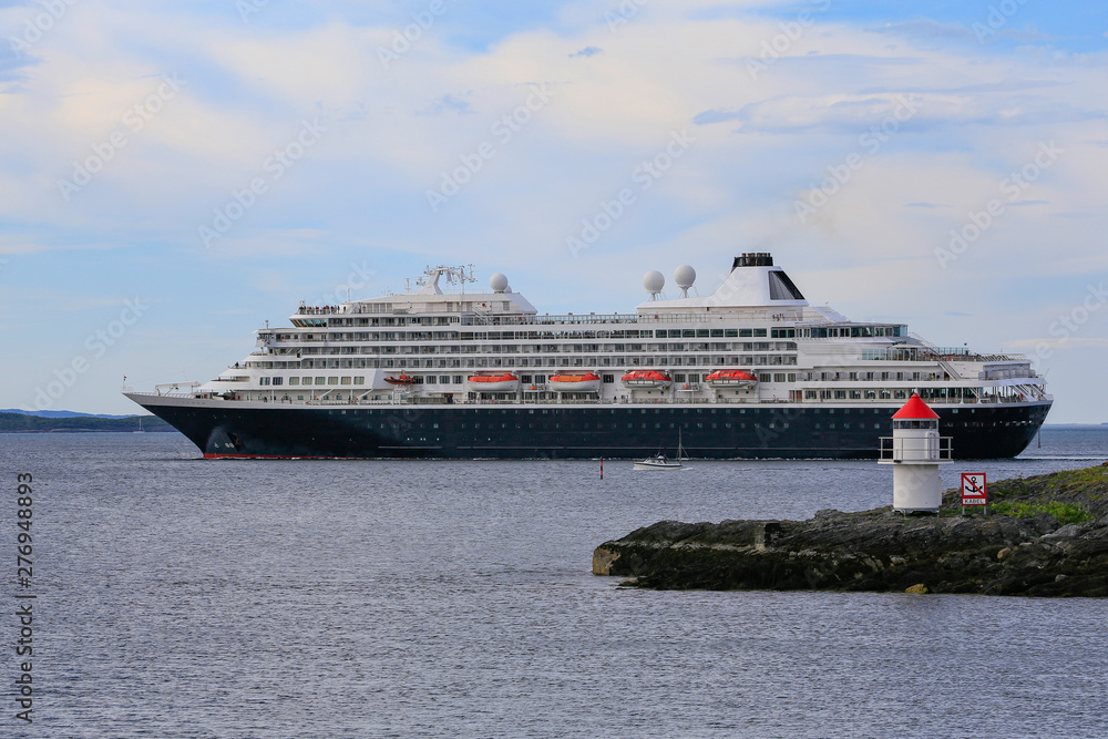 Cruiseship Ms Prinsendam departure from Brønnøysund port