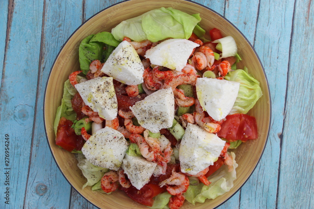 Salade d'écrevisses dans un bol Salade d'écrevisses dans un bol