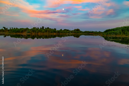 Fototapeta Naklejka Na Ścianę i Meble -  Pink sunset over the lake