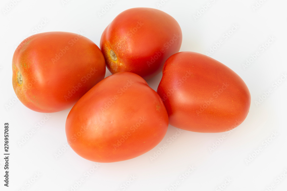 Tomates naturales sobre fondo blanco Tomates naturales sobre fondo blanco
