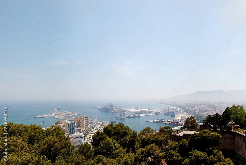 Malaga Andalusien, Spanien, Panorama von oben und Hafen