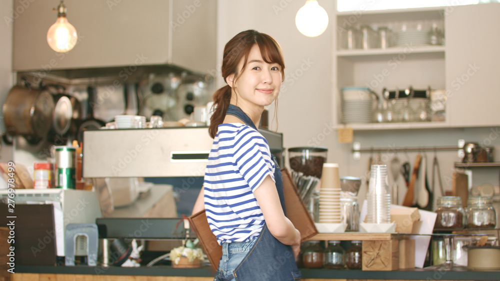 カフェ・スタッフ カフェ・スタッフ