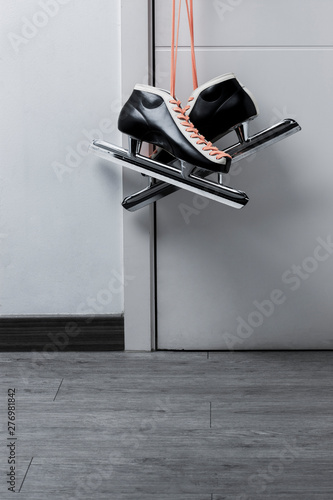 фотографія A skate hanging at the door