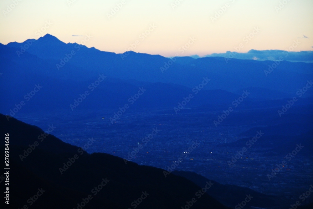 三つ峠の夕暮れ　山頂からの景色　南アルプス甲斐駒ヶ岳