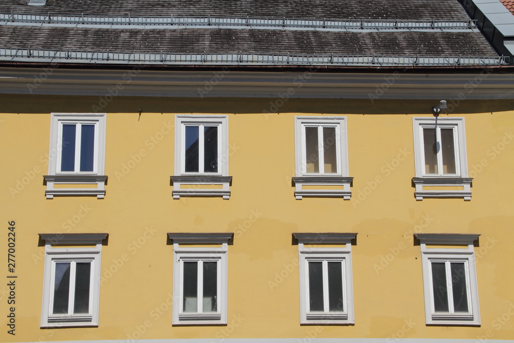 Obraz premium Hausfassade mit Fenster