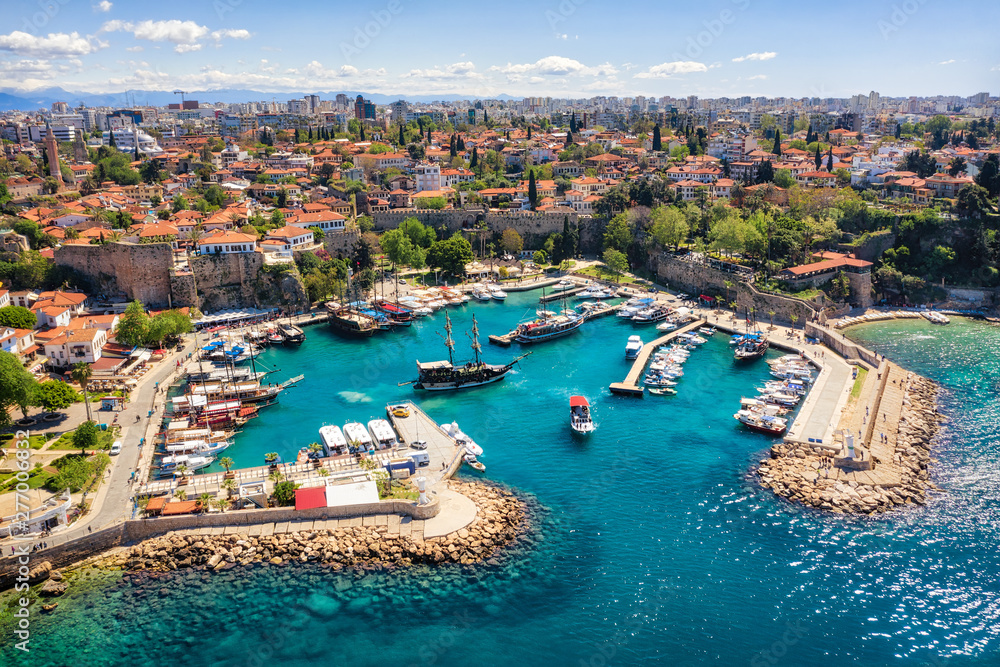 Naklejka premium Port Antalya, Turcja, zrobione w kwietniu 2019 r. \ R \ n 'zrobione w hdr