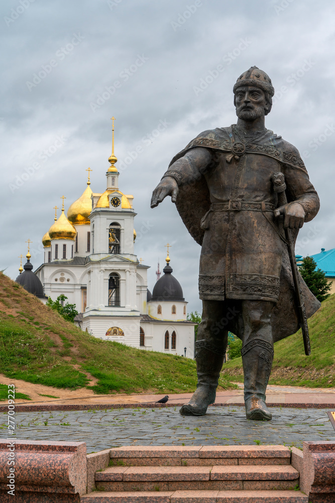 Fototapeta premium Дмитров, кремль. Памятник князю Юрию Долгорукому.