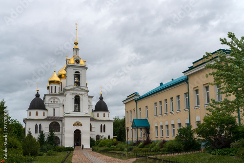 Успенский собор с колокольней на территории Дмитровского кремля.