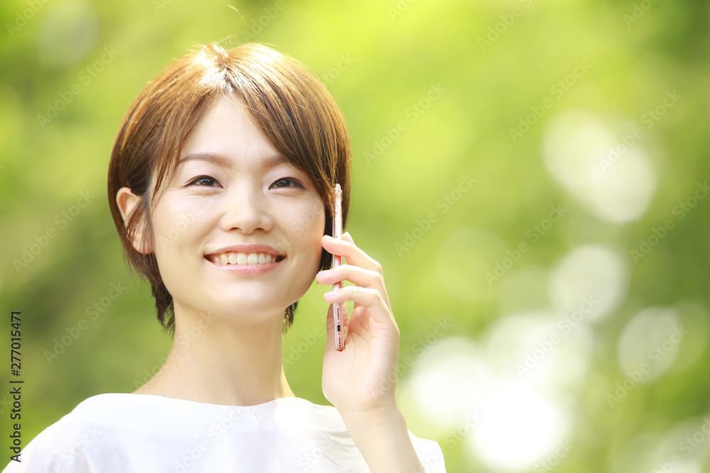 電話する女性 電話する女性