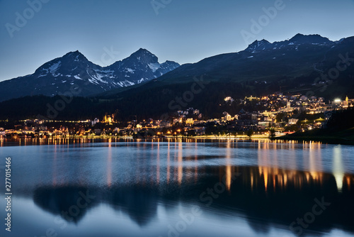 St. Moritz bei Abenddämmerung, Blick auf St. Moritzersee, Lichter von St. Moritz Dorf und die Berge mit Piz Jiulier und Piz Nair