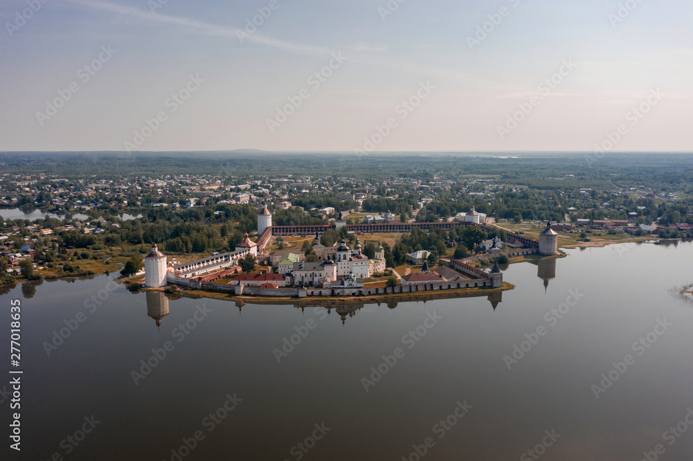 Obraz premium Scenic aerial view of old Cyril-Belozersky Monastery in Kirillov. Beautiful sunny summer look of ancient male orthodox monastery with reflection in lake in Vologodskaya oblast in Russian Federation
