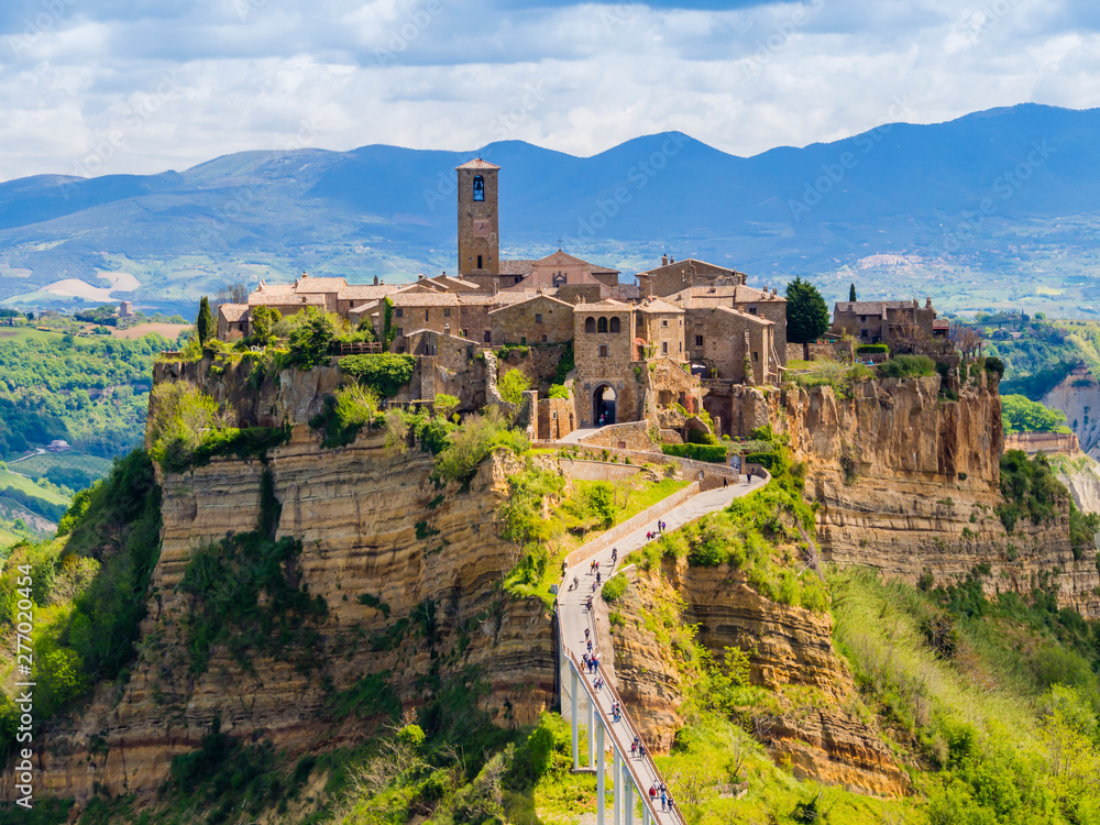 Ταπετσαρία Stunning view of Civita di Bagnoregio, ghost mediaeval town built above a platea