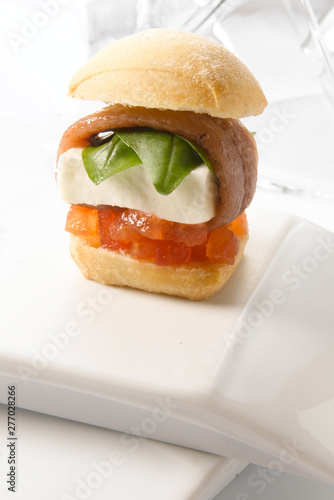  Mini sándwich de salmón y anchoa. Mini salmon and anchovy sandwich.