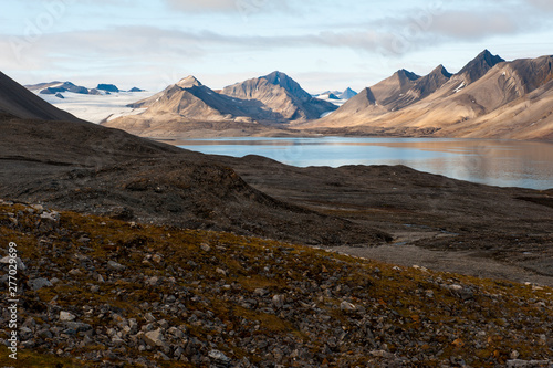 Landschaft bei Trygghamna unweit von Barentsburg , der russisch verwalteten Braunkohleregion von Spitzbergen - Weite, Stille, Einsamkeit photo