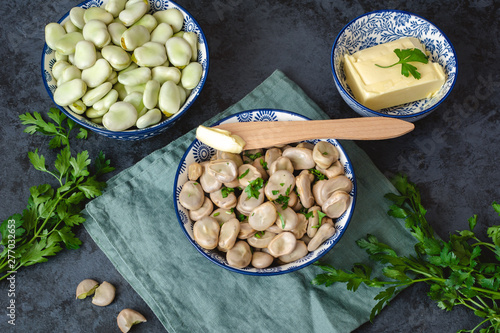 Εκτύπωση καμβά Boiled broad beans served in a bowl with butter and parsley
