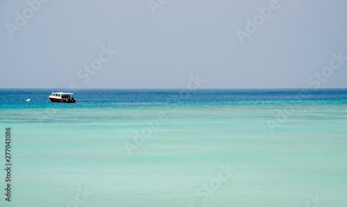 The beach & the ocean background / wallpaper - Perhentian Island in Malaysia © Fauzan