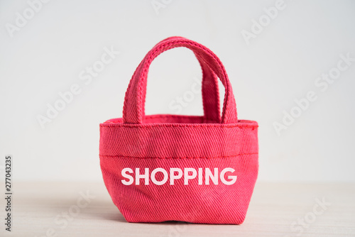 Canvastavla 販促素材：ピンクに「SHOPPING」の白文字が入ったトートバッグ