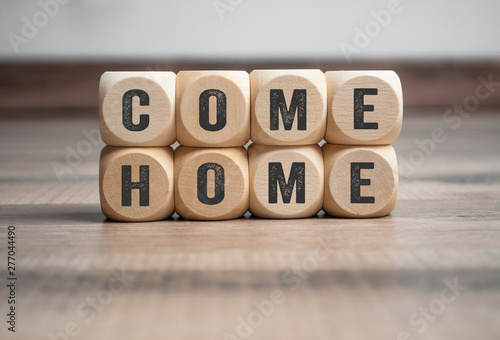 Tableau sur toile Cube and dice with lettering Come Home on wooden background