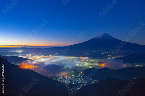 夜明けの富士山と雲海、山梨県富士河口湖町新道峠にて