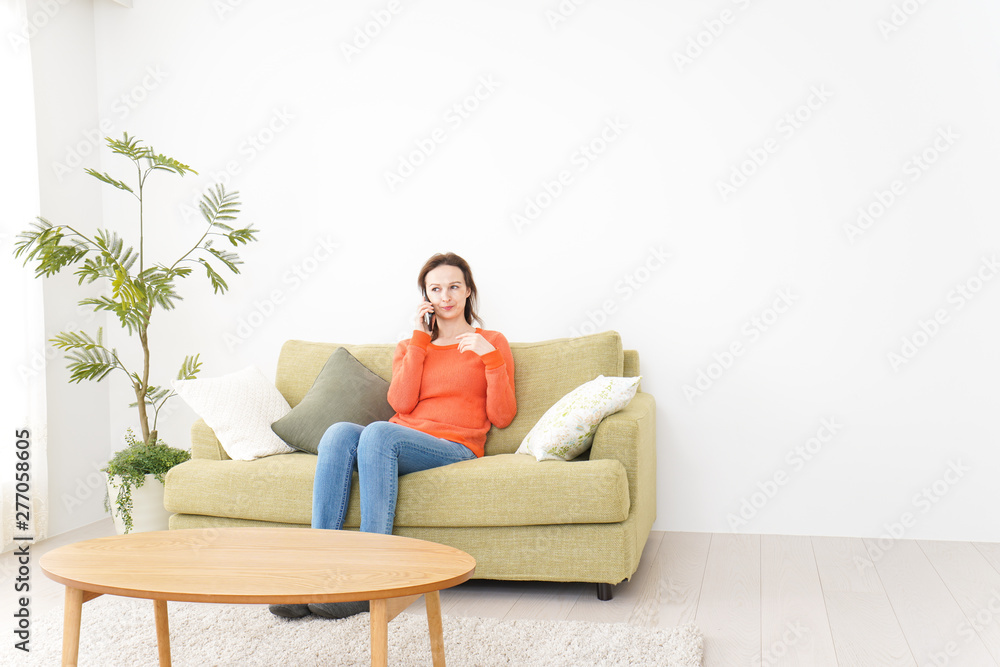 家で通話をする若い女性 家で通話をする若い女性
