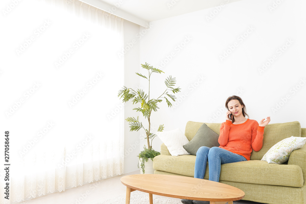 家で通話をする若い女性