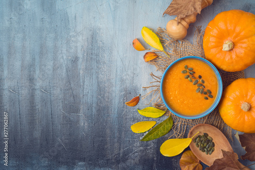 фотографія Pumpkin soup on rustic background