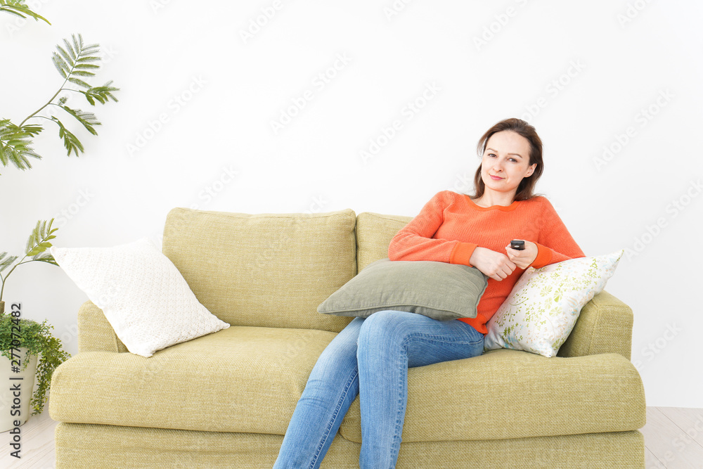 Obraz premium 家でテレビを見る女性