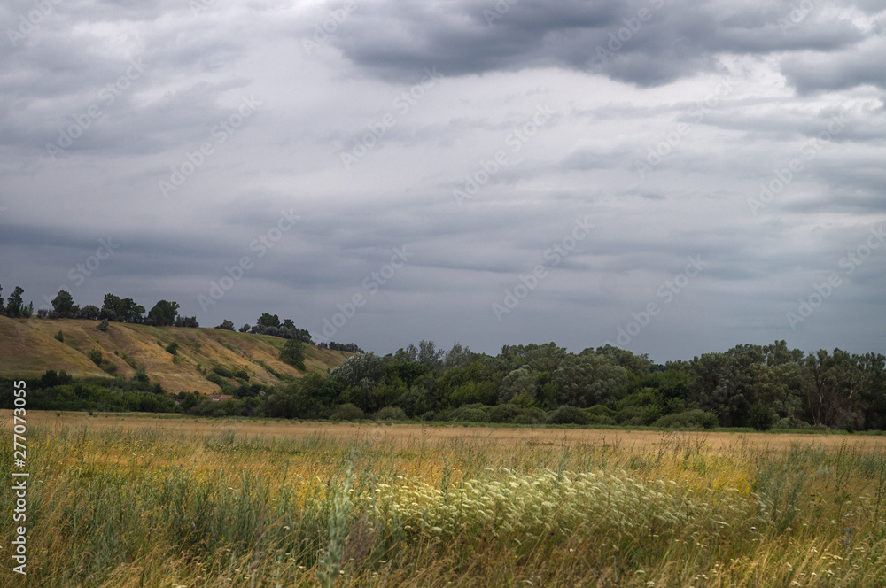 Fototapeta premium A cloudy day in a green valley