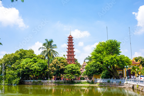 Numéro de la photo de stock libre de droits : 730424953  Tran Quoc Pagoda,the oldest Buddhist temple in Hanoi, is located on a small island near the southeastern shore of Hanoi's West Lake, Vietnam