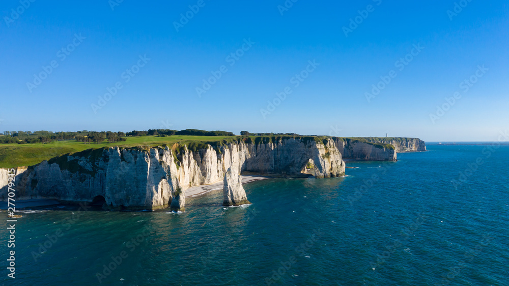 Vue large sur les falaises d'Etretat Vue large sur les falaises d'Etretat