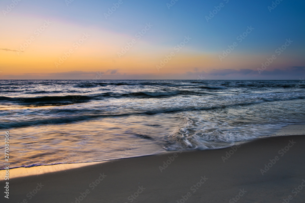 piękny zachód słońca nad morzem, Polska