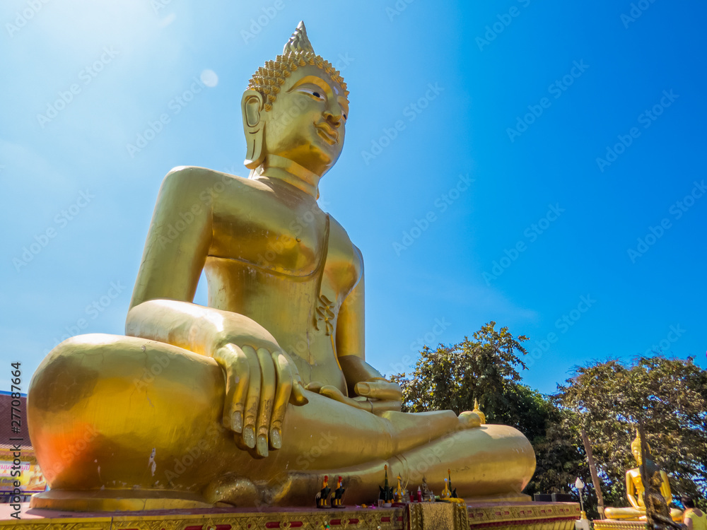 Fototapeta premium The Big Buddha Hill (or Wat Phra Yai) in Pattaya, Thailand 