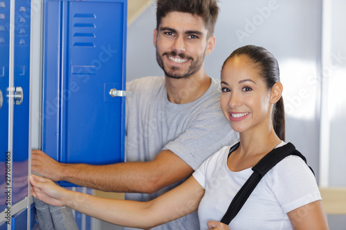 Fotografia man and woman smiling in locker room