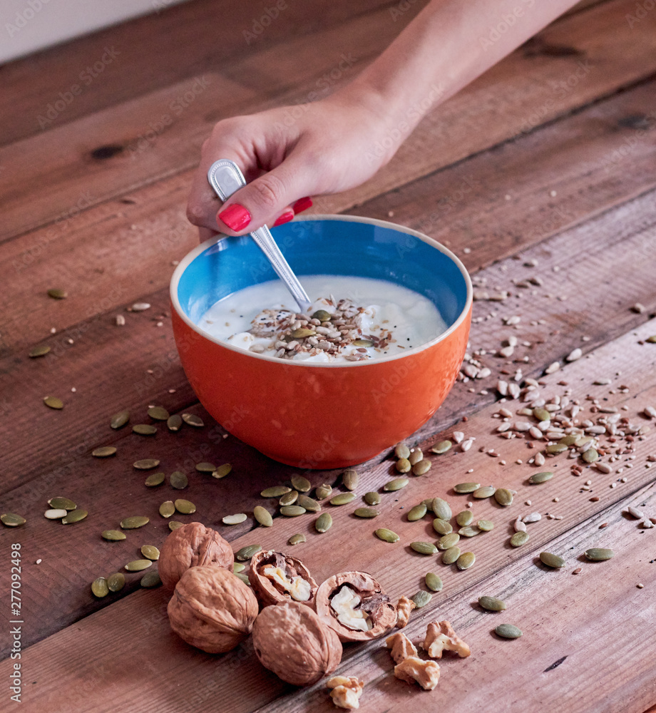 Tazón con yogur de semillas y nueces Tazón con yogur de semillas y nueces