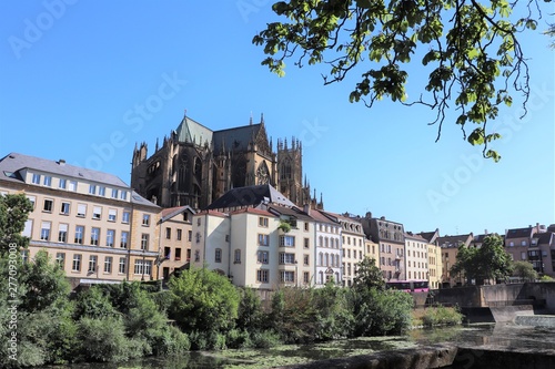 La rivi  re Moselle dans la ville de Metz - D  partement de la Moselle - R  gion Lorraine - France