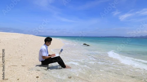 沖縄の美しいビーチで寛ぐ男性