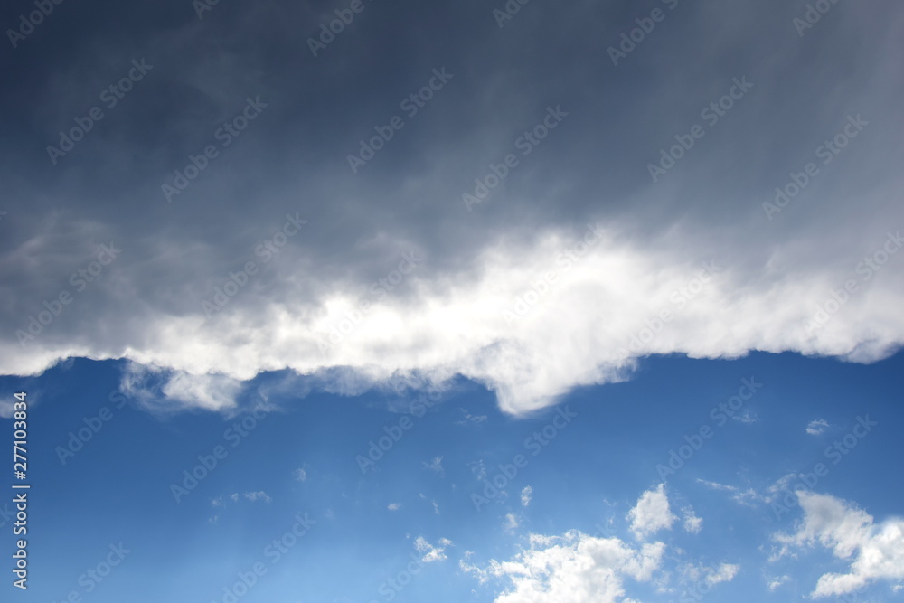 Dunkle Wolkendecke über blauen Himmel