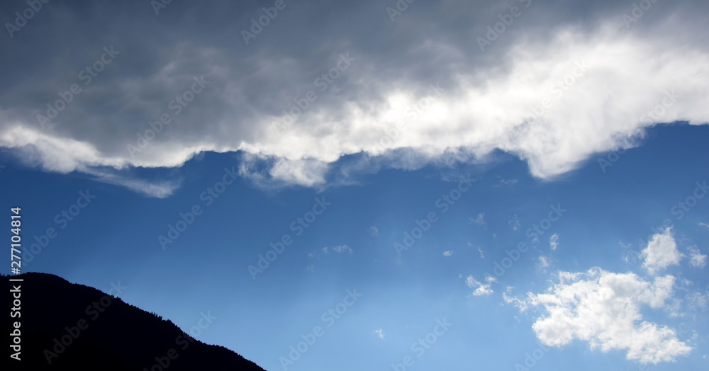 Obraz premium Dunkle Wolkendecke über blauen Himmel