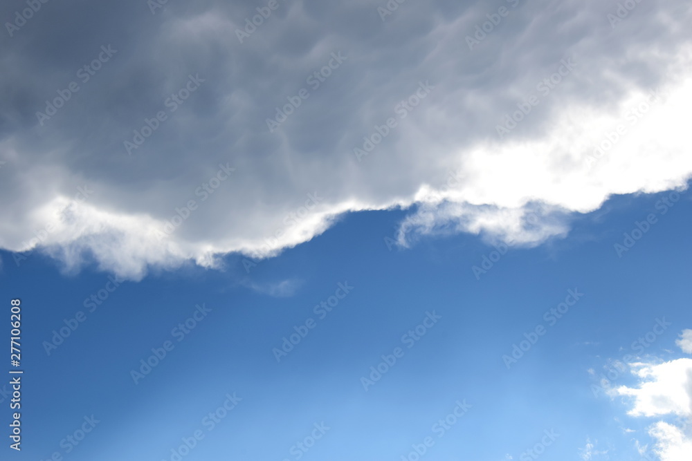 Regenwolken vor blauen Himmel Regenwolken vor blauen Himmel