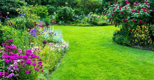 Schöner Blumengarten mit Rasenfläche