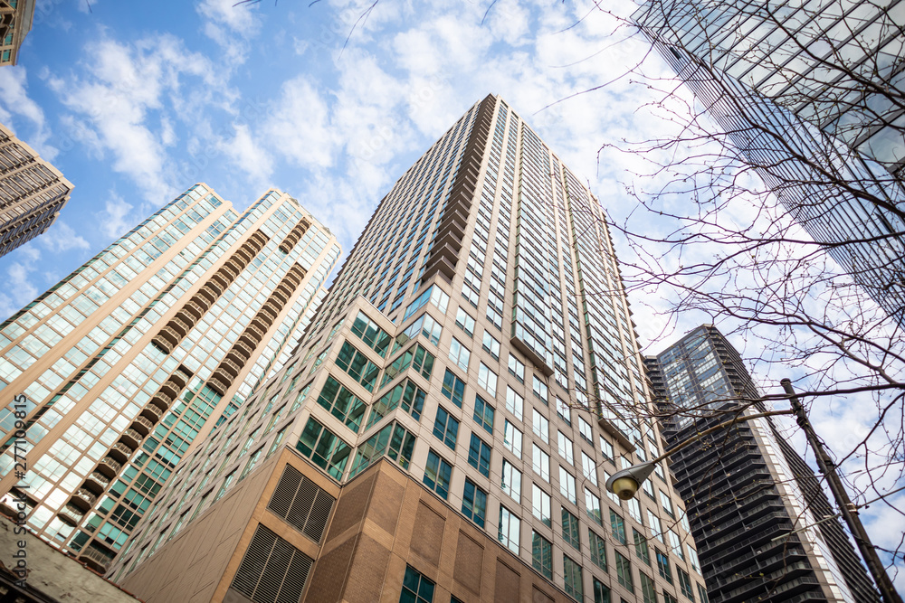 Naklejka premium Chicago Illinois city skyscrapers, blue sky background