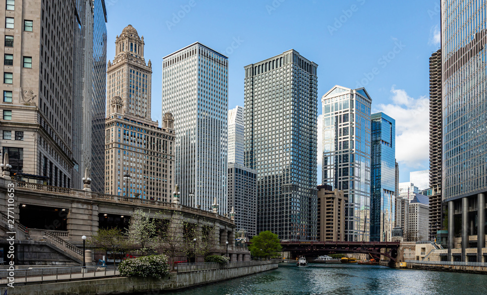 Naklejka premium Chicago city skyscrapers on the river canal, blue sky background