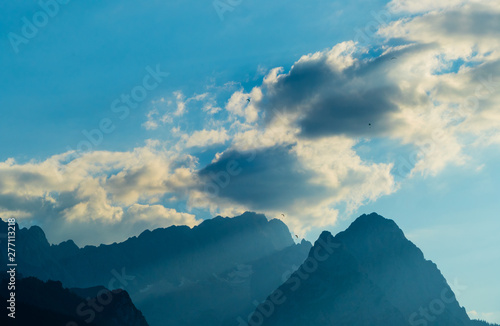 Paraglider in Sonnenstrahlen über Zugspitze Alpen