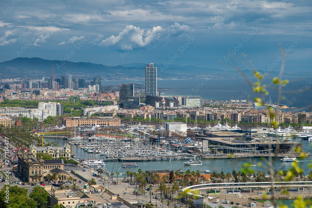 Obraz premium Barcelona, Hiszpania - kwiecień 2019: Barcelona i port Port Vell z naturalnego parku Montjuic w Hiszpanii