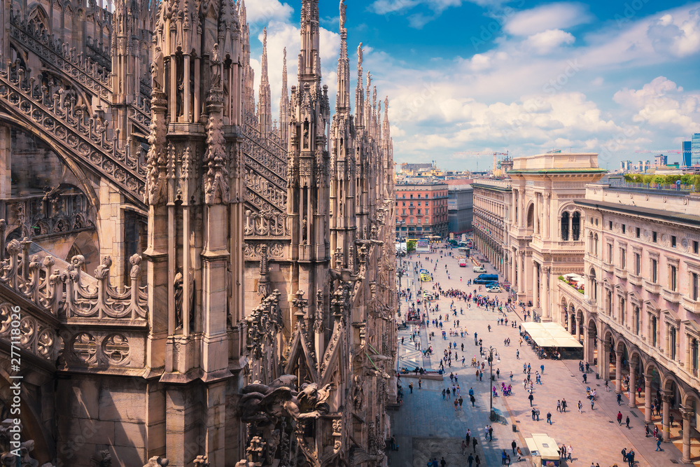 Naklejka premium Widok osób korzystających z Piazza del Duomo z ozdobną architekturą katedry w Mediolanie, Lombardia, Włochy