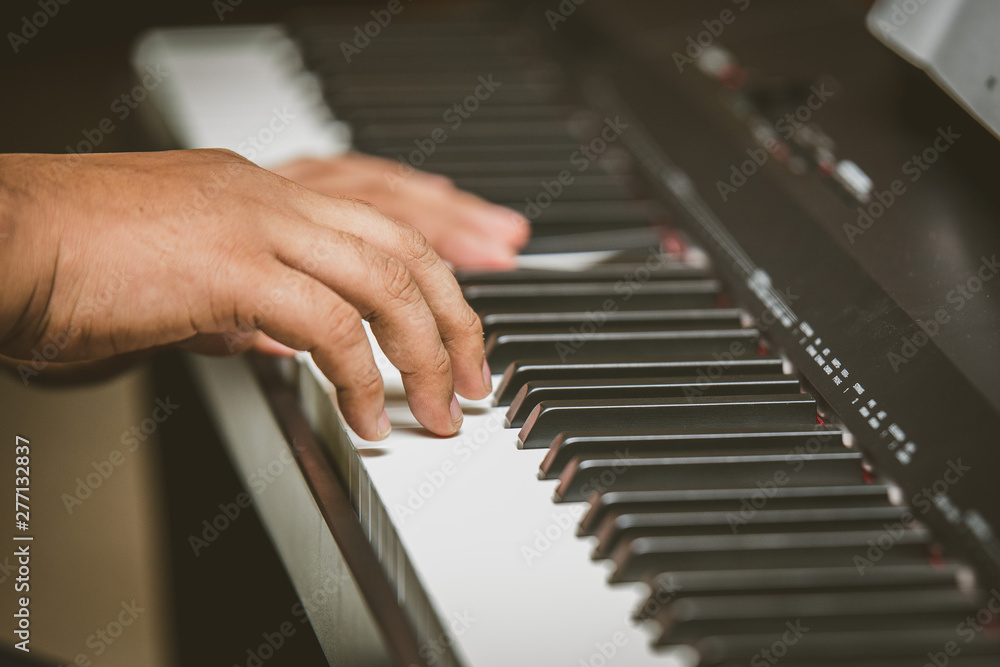 Obraz premium Selective focus Man hand playing piano